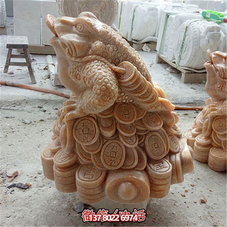 公園里擺放的叼著一串銅錢(qián)的晚霞紅石雕創(chuàng)意金蟾雕塑