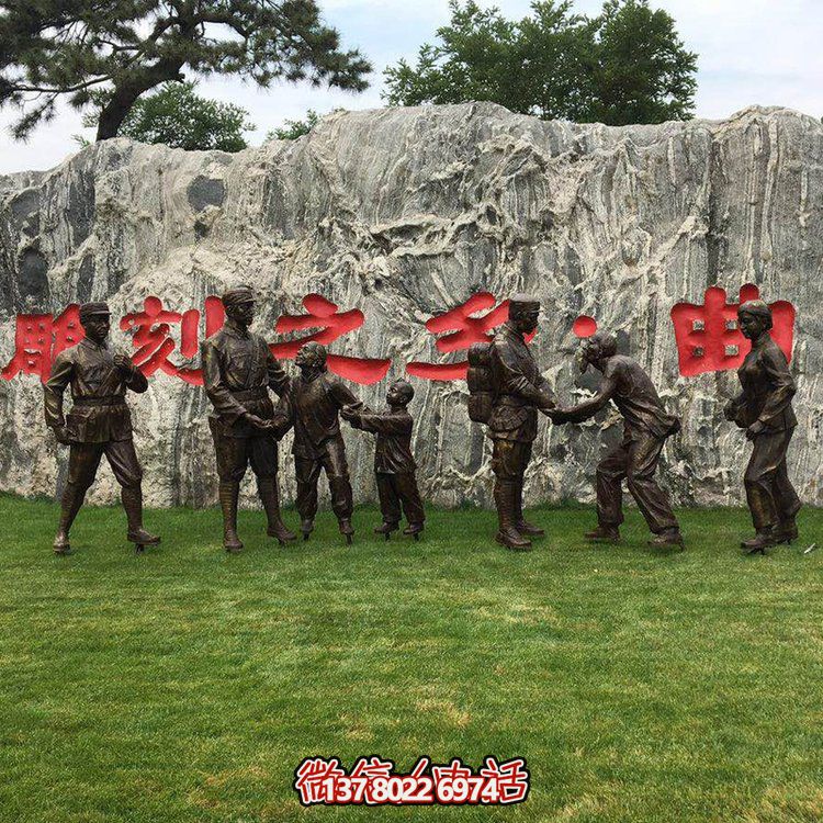 玻璃鋼仿銅人物，八路軍和鄉(xiāng)親握手的景觀擺件