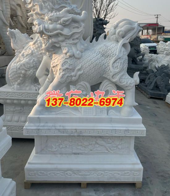 漢白玉麒麟景觀雕塑：祥瑞之姿，石雕藝術(shù)的璀璨綻放