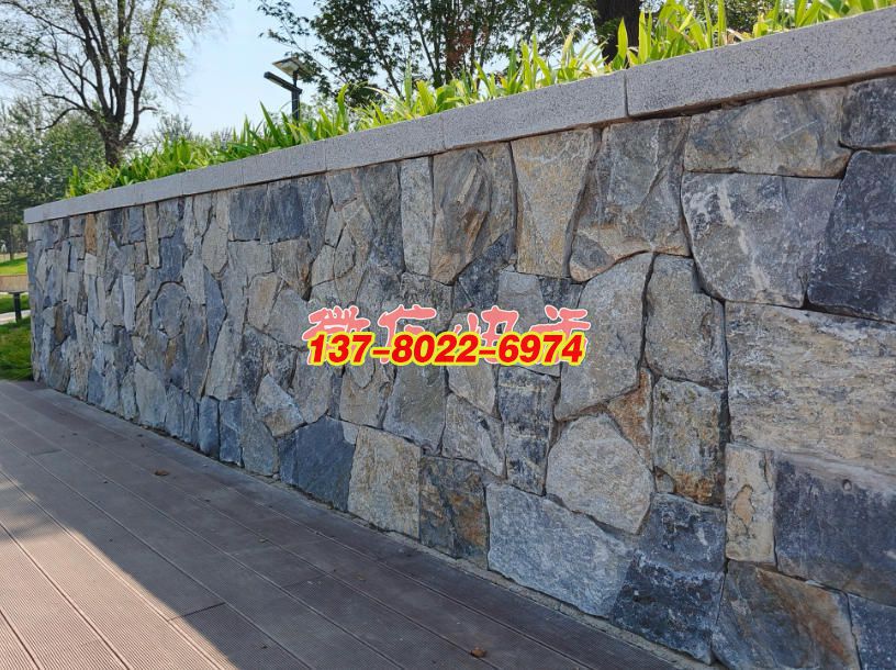 景石碎拼景觀墻：自然與藝術交融的景觀雕塑，石雕工藝的質樸美學呈現(xiàn)