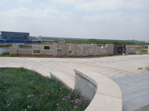 蘆葦湖景墻：鳴琴戴星，長26米，高2